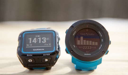 Garmin Forerunner 920XT (til venstre) er etter vår mening et lite hode foran Suunto Ambit 3 Vertical. Som det er mulig å se på bildet er også skjermen noe bedre enn Suuntos i dagslys.