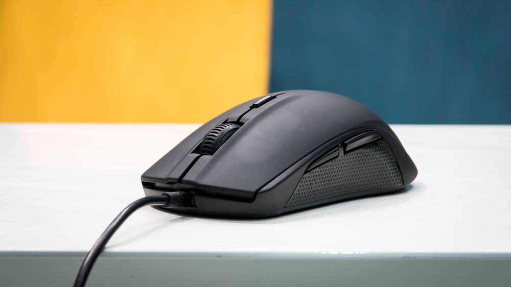 Rival 100 har en utforming som er ganske lik de andre spillmusene fra SteelSeries, men er noe mindre enn for eksempel Sensei Wireless.