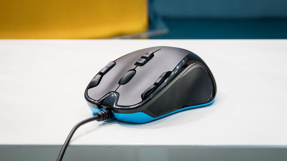 G300s har et slankt design med dype felter på sidene.