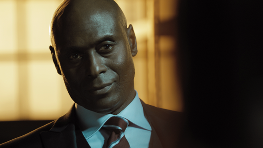 Det lovar aldri godt når Lance Reddick smiler.