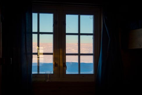 Mens det kan være surt å sitte på et kontor i byen og jobbe i finværet, er det nesten enda verre å måtte sitte inne på hytta.