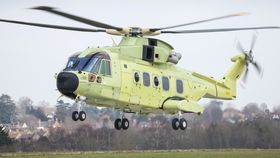 Første flygning med det første norske AW101-redningshelikopteret ved fabrikken i Yeovil 21. mars.