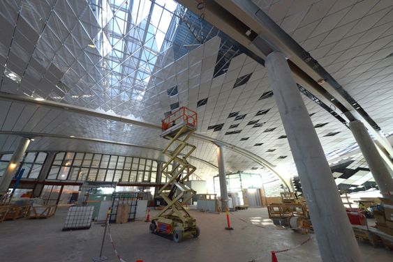 Pir Nord er i likhet med resten av flyplassen tegnet av arkitektkontoret Nordic. Stikkord for valg av takkledning er beskyttelse, uv og drift. Ved utbytting skal to mann kunne demontere elementene. De utgjør også et arkitektonisk virkemiddel som understreker pirens form og retning. De trigonometriske takelementene er levert av Lett-Tak som er underleverandør til Kruse Smith i gruppen med ansvar for fasaden. Foto: Fredrik Drevon.
