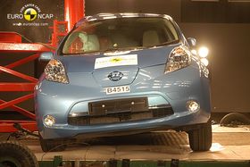 Nissan Leaf under stolpetest i 2011.