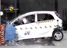 Mitsubishi i-Miev ble kollisjonstestet i 2011. Den fikk store strukturelle skader, og en dør åpnet seg under sidekollisjon.