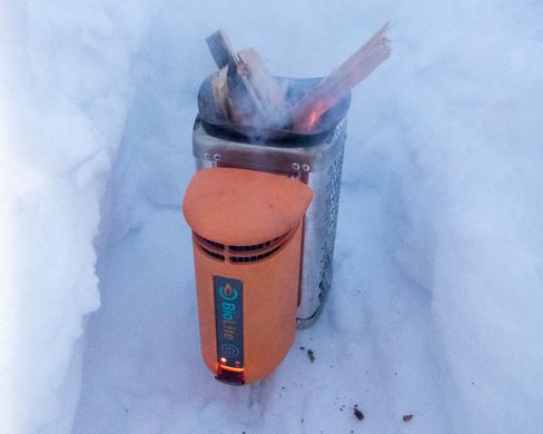 Den starter med mye røyk og lite ild.