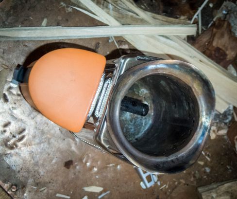 BioLite CampStove består av to enheter: En generatorenhet og ett brennemagasin.