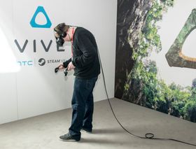 Vår journalist er dypt inne i sin egen VR-verden med HTC Vive.