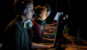 Erik «Simsy» Gravrok (nummer to fra venstre) da han spilte med mikslaget wcyd under The Convention i februar. Nå er han i lagoppstillingen til GamersLeague.