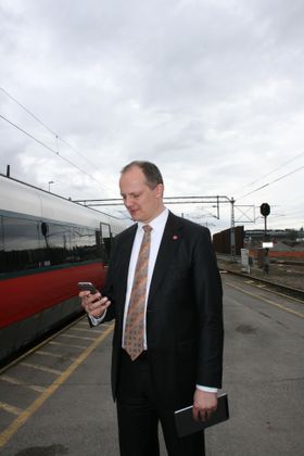 Samferdselsminister Ketil Solvik-Olsen vil at offentlig transport skal oppleves som så attraktivt at folk lar bilen stå av egen vilje.