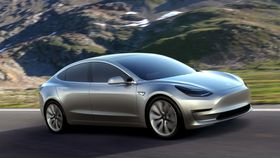 Tesla Model 3 kan bli helt selvkjørende. Elon Musk mener at helt selvkjørende biler er klare om to år.