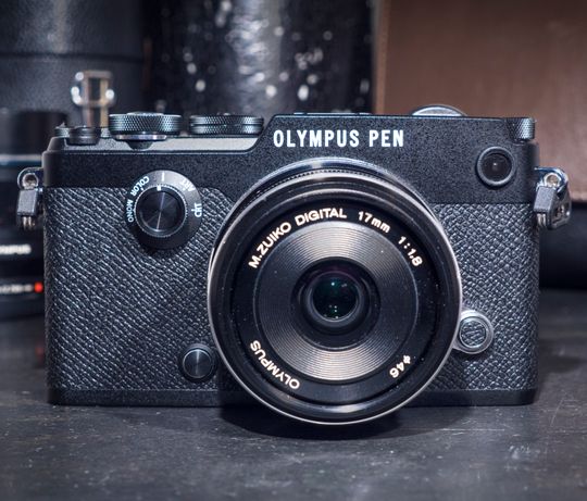 Pen-F er både et bra kamera, og et dyrt hipstersmykke på en gang. Men det finnes billigere alternativer som gir oss praktisk talt de samme mulighetene, selv om de kanskje ser like bra ut mens de gjør det.