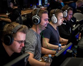 Martin «Barney» Bøhn (nummer to fra venstre) er lagleder hos GamersLeague.