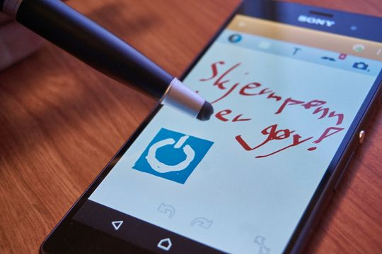 Å bruke Beüler Pen til å skrive på skjermer fungerer ypperlig.
