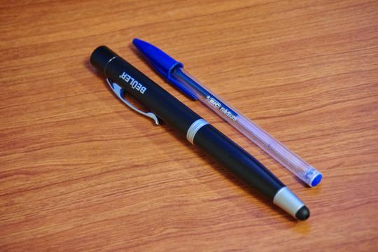 Sammenlignet med en vanlig Bic-penn er Beüler Pen ganske mye tjukkere, men ikke så mye lengre.