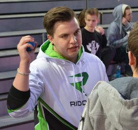 Adrian «Dipzey» Kjellesvik fra Riddle tror på 2-0-seier.