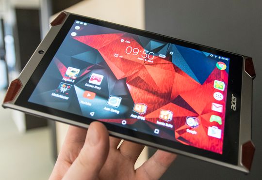 Skjermen er helt grei og har full-HD-oppløsning. Acer selv bruker ordet ColorBlast for å beskrive fargene. Det er en helt vanlig fargeskjerm der innsynsvinkelen kunne vært et par hakk bedre.