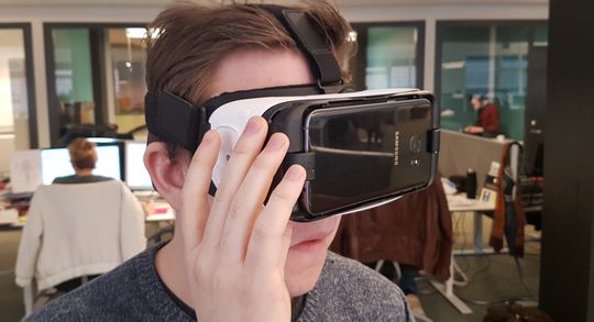 Redaktør Niklas prøver ut Gear VR for å se etter forskjeller mellom de to telefonene.
