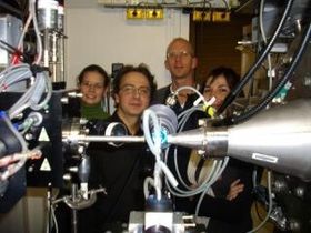 Reidar Lund (bak) med Christope Tribet fra École Normale Supérieure (ENS) i Paris og andre franske kolleger under eksperimentene ved ESRF-laboratoriet i Grenoble.
