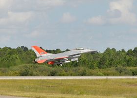 Her tar det ubemannede F-16-flyet av fra flystasjonen Tyndall første gang.