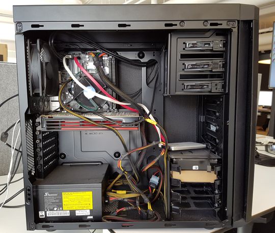 Det kan se litt snodig ut med Mini-ITX i et kabinett ment for vanlige ATX-hovedkort, men da har man i det minste god plass.