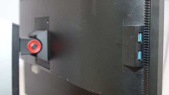 Du har totalt fire USB-porter. Her ser du to av de som sitter på siden av skjermen.