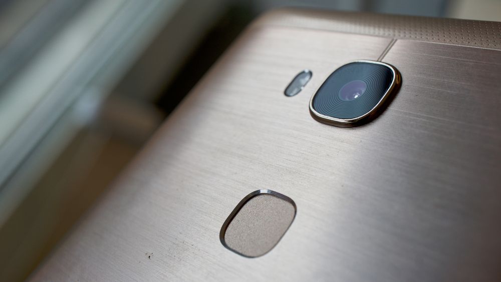 Fingeravtrykksleseren er lynrask og presis, og bedre plassert enn på Honor 7. Kameraet ser også lekkert ut, med små sirkeldetaljer a là Samsung Galaxy S7.