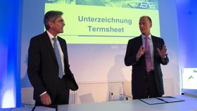 Siemens-sjef Joe Kaeser (t.v) og Airbus-sjef Tom Enders under avtaleinngåelsen i München torsdag.