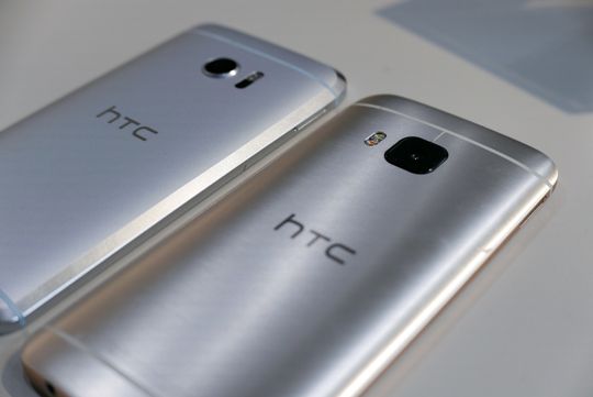 HTC 10 i bakgrunnen, og forgjengeren HTC One M9 foran.