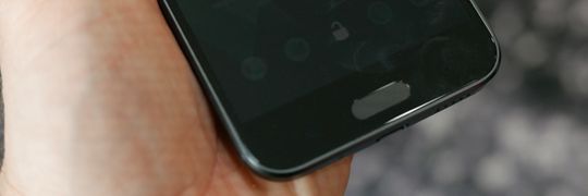 Fingeravtrykksleseren skal låse opp telefonen på 0,2 sekunder.