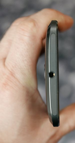 Hodetelefonutgangen er flyttet til toppen.