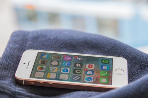 Selv om Apple har brukt et gammelt design så er iPhone SE fortsatt en pen telefon.