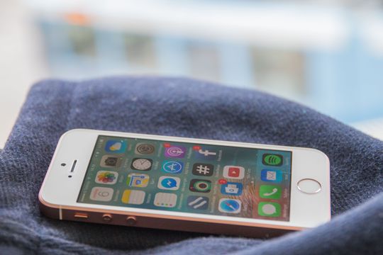 Selv om Apple har brukt et gammelt design så er iPhone SE fortsatt en pen telefon.