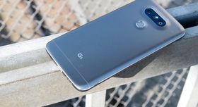 Dagens toppmodell fra LG heter G5. Den har mange likheter med V10 og muligheter til å hekte på ulike moduler i bunn.