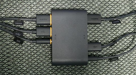 Ledningene fra venstre kommer fra VR-maska. Via linkboksen går HDMI og USB videre til datamaskinen.