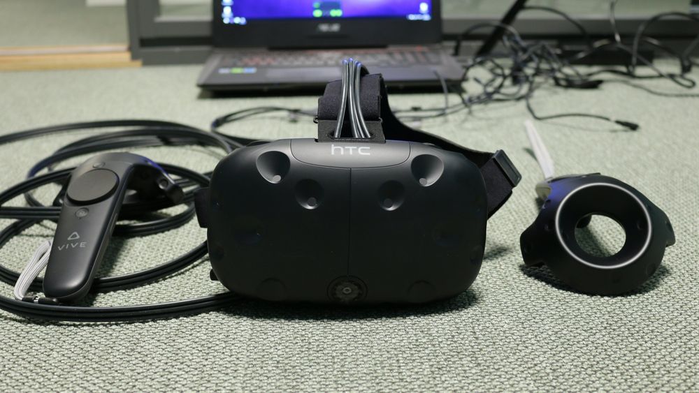 Her har vi HTC Vives HMD og kontrollere. Samt litt kabel.