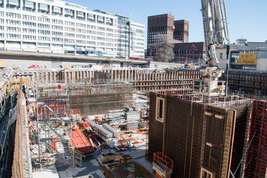 De fleste som har gått forbi Vestbanen det siste året har nok fått med seg forvandlingen av området, fra livløs parkeringsplass til yrende byggeplass.