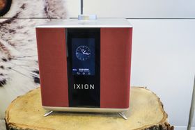 Fargerik: Radioen kommer i mange farger. Vil man ha noe spesielt kan man sende inn sitt eget stoff og få den til å matche med gardinene.