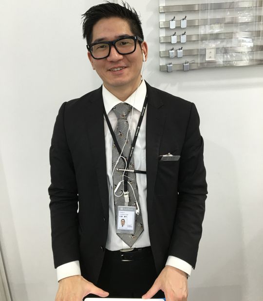 Yoshiharu Sato jobber i Softbank, og kunne fortelle oss litt om den spesielle roboten som tar seg av kundene i butikken.