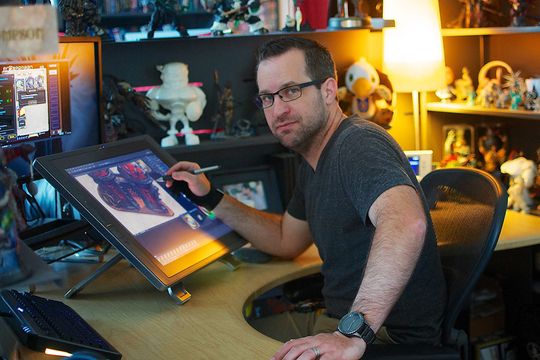 Hearthstone-kunstner Ben Thompson avbildet på sin arbeidsplass.