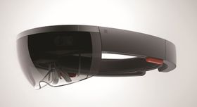 HoloLens er en liten datamaskin man plasserer på hode som kombinerer hologrammer med den virkelige verden.
