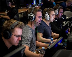 Martin «Barney» Evensen Bøhn (nummer to fra venstre) i GamersLeague.