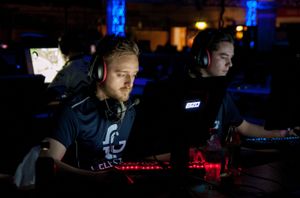 Kristian «Akez» Kornbakk (t.v.) i Celestial Gaming.