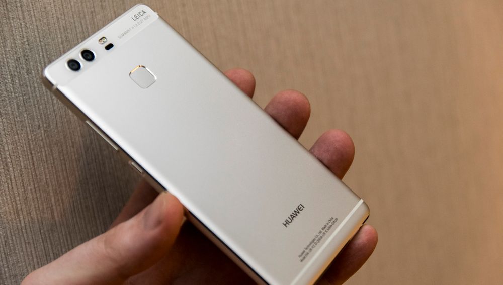 Slik ser Huawei P9 ut på baksiden. Ved første øyekast er det ikke så mye som skiller den fra andre aluminiumstelefoner, men de to linsene vitner om at den ikke er som alle andre.