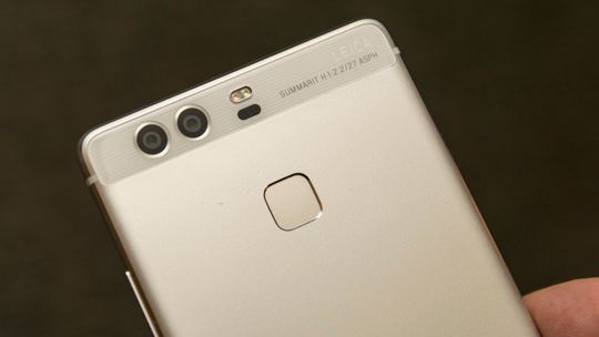 P9 har et knallbra kamera, rask innmat og fine byggematerialer. Den leveres med litt treg lader, og har LCD i stedet for AMOLED-skjermen i toppmodellen.