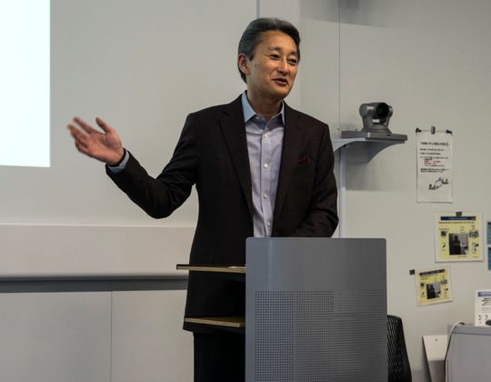 Kazuo Hirai er sjef for hele sulamitten. Han ville ønske oss velkommen, og ta et gruppebilde med de fremmøtte. Han tok seg også tid til å erte sin egen fotograf, som måtte gjøre noen justeringer underveis.