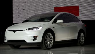 Tesla produserer elbiler som SUV-en Model X.