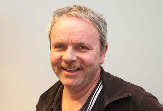 Steinar Tragethon, daglig leder i Hallingplast lover at han flere nyheter i jakkeermet.