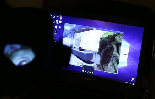 Vi får dessverre ikke vist deg menysystemet, og VR er egentlig litt av en egotripp. Men har du venner, er det likevel mulig for dem å følge med på hva du ser på og gjør i din virtuelle virkelighet.