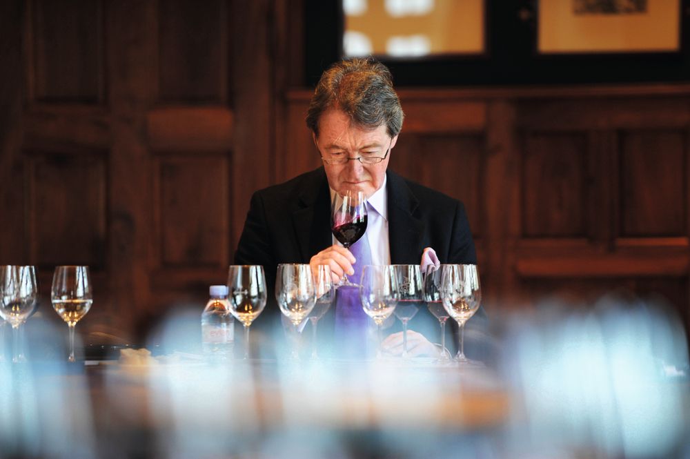 Den britiske vinskribenten Steven Spurrier på «hjemme hos»-smakinger under «en primeur»-uken.